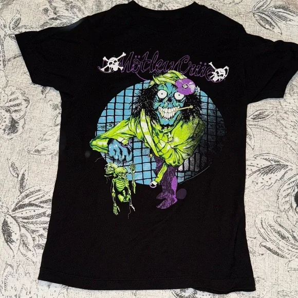 NWOT Motley Crue Graphic T-Shirt - Picture 1 of 7